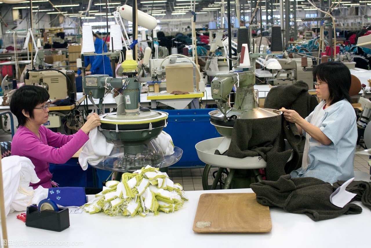 纺织工业。工人们用圆型缝纫机从大量生产的布料模板中组装最终的服装产品。这家由法国公司devanlay经营的工厂正在为lacoste公司生产服装。lacoste,成立于1933年,是世界上主要的服装,服装和鞋业公司之一。devanlay自2006年以来一直生产lacoste服装。法国特鲁瓦拍摄。
